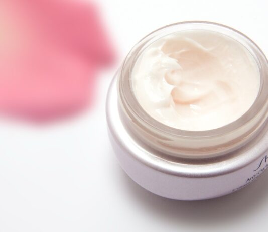 Beauty routine: Come utilizzare le creme contorno occhi per eliminare le occhiaie Come utilizzare la crema contorno occhi